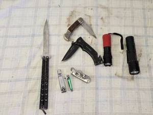 lot 180 image: Collection of Knives and Flashlights