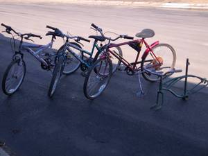 lot 242 image: Lot of 4 Adult and Youth Bicycles and 1 Bicycle Frame