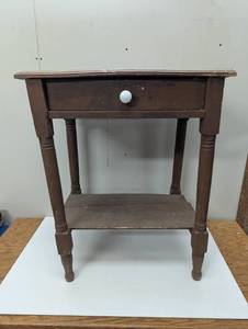lot 84 image: Farmhouse Potting Table