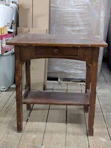 lot 86 image: Farmhouse Entry TableDesk