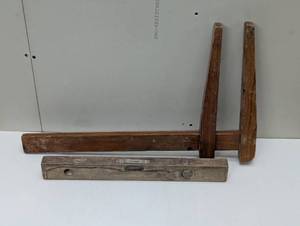 lot 63 image: 2 Vintage Tool Set - Wood Clamp and Level