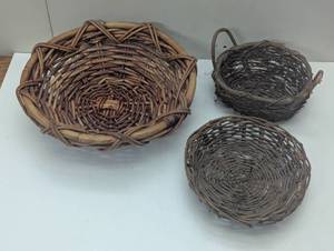 lot 38 image: 3 Vine Weave Baskets - 1 Large 2 MediumSmall