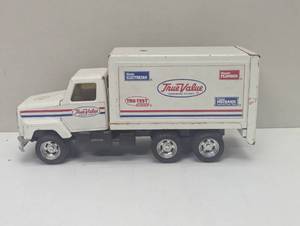 lot 40 image: ERTL International True Value Delivery Truck #3605 10 Inches