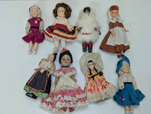 lot 7 image: 8 Beautiful Old Dolls - All Around the World