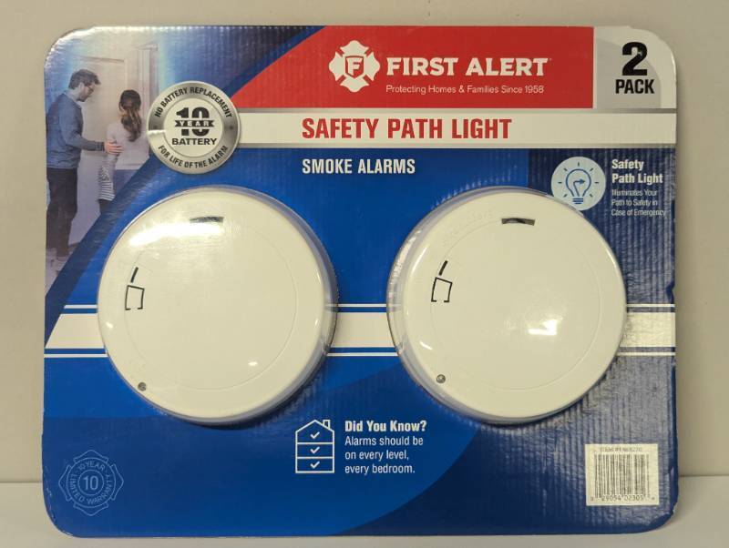 lot 39 image: First Alert 10-Year Battery-operated (with Battery Back-up) Smoke Detector (2-Pack)