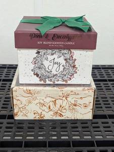 lot 7 image: Set of Holiday Candles - Pine and Pumkins