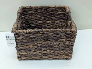 lot 124 image: Small Banana Leaf basket with Handles