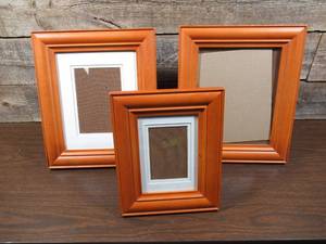 lot 55 image: Set of 3 Standing Wood Picture Frames