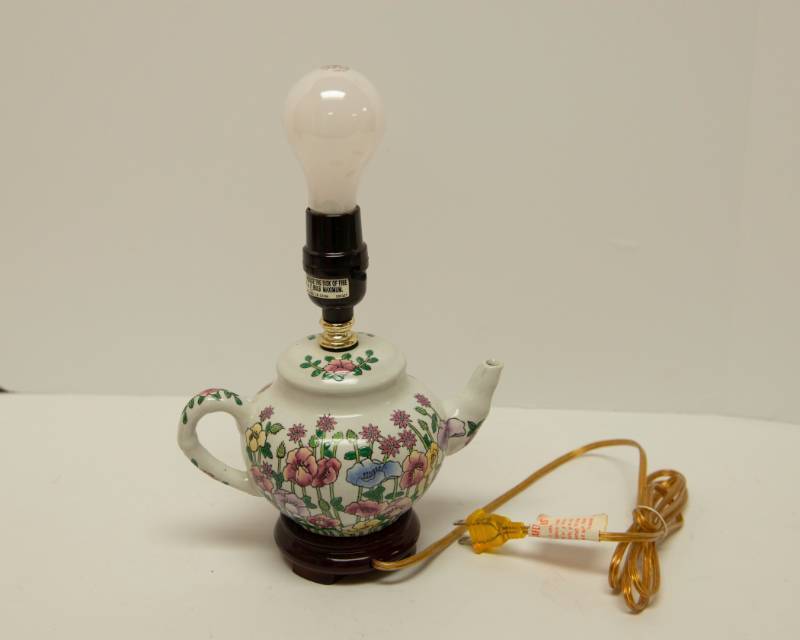 lot 107 image: Small Vintage Tea Pot Lamp