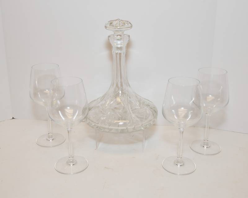 lot 109 image: Four Wine Glasses and Decanter