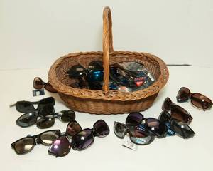 lot 7 image: 25 Brand New Pairs of Sunglasses