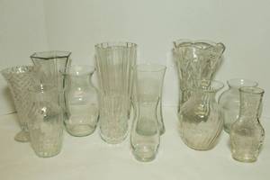 lot 9 image: 12 Vases