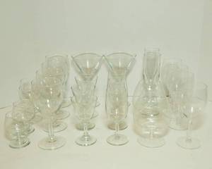 lot 12 image: 24 Cocktail and Wine Glasses