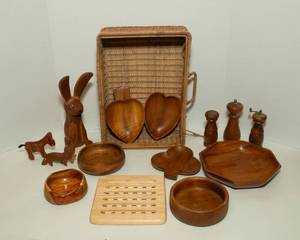 lot 33 image: Wooden Decor Items and Basket