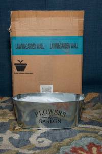 lot 190 image: 25 Brand New Tin Planters