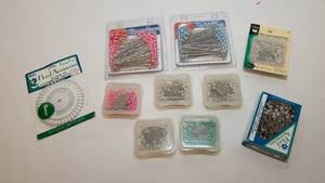 lot 208 image: Floral and Decorative Pins