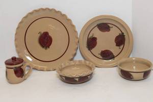 lot 256 image: Five Pieces of Pottery