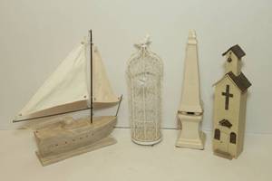 lot 108 image: Four Large Decor Pieces