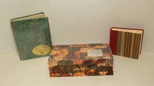 lot 129 image: 4x6 Photo Albums and Gift Box