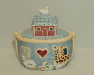 lot 149 image: Susan Winget Noahs Ark Cookie Jar