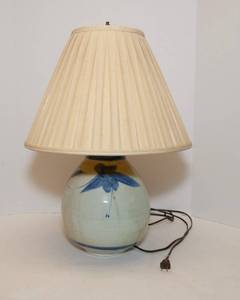 lot 238 image: Blue and White Lamp