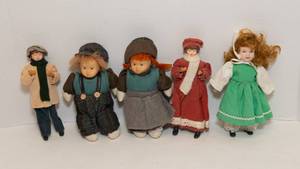 lot 252 image: Variety of Vintage Dolls
