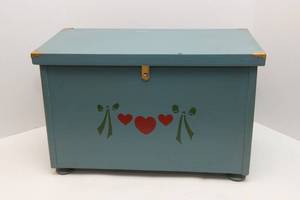 lot 278 image: Cute Blue Storage Box