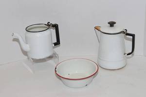 lot 289 image: Vintage Enamel Ware Items