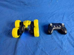 lot 180 image: CIS 6 Remote-Controlled Stunt Car with Message Display - Green