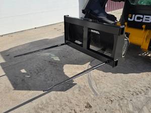 lot 36 image: Bale Spear Skid Steer Attachment - Home Made