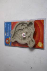 lot 28 image: Bugs Bunny Looney Tunes Cookie Mold by Wilton