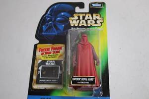 lot 32 image: Star Wars The Power of the Force Emperors Royal Guard Action Figure