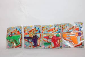 lot 154 image: Set of 4 Hot Shot Water Guns - Vintage Collection