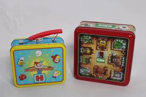 lot 194 image: Set of 2 Decorative Tin Lunch Boxes - Clue and Harveytoons Themes