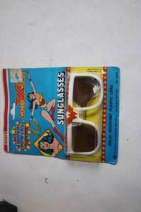 lot 308 image: Vintage 1980s Wonder Woman Super Powers Sunglasses in Original Packaging
