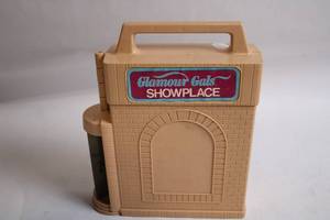 lot 337 image: Vintage Glamour Gals Showplace Carrying Case