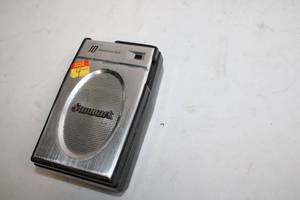 lot 350 image: Vintage Sunmark 10 Transistor Radio