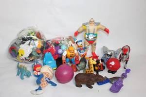 lot 363 image: Large Lot of Mixed Action Figures and Toys
