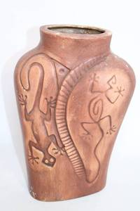 lot 373 image: Handcrafted Terracotta Vase with Tribal Gecko Design