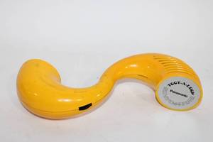 lot 379 image: Vintage Panasonic Toot-A-Loop Radio R-72 in Yellow