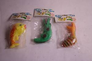 lot 453 image: Set of 3 Go Fly a Kite Water Guns - Fish, Crocodile, and Bird