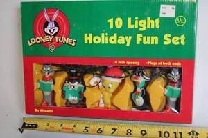 lot 481 image: Looney Tunes 10 Light Holiday Fun Set