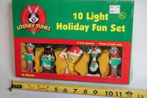 lot 482 image: Looney Tunes 10 Light Holiday Fun Set with 5 Unique Characters