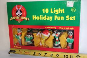 lot 483 image: Looney Tunes 10 Light Holiday Fun Set with Characters