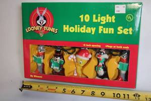 lot 484 image: Looney Tunes 10 Light Holiday Fun Set with 8 Inch Spacing