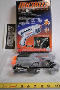 lot 488 image: Arcadia Electronic Skeet Shoot Radar Pistol with Game System