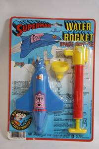 lot 501 image: Vintage 1987 Superman Water Rocket Space Shuttle Toy