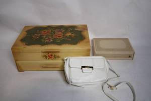 lot 520 image: Vintage Hand-Painted Jewelry Box with Floral Design and White Handbag