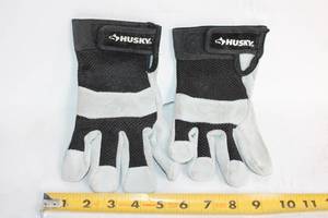 lot 249 image: Pair of Husky Medium Leather Work Gloves