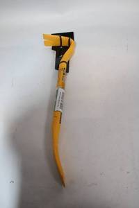 lot A-378 image: 16-inch Dewalt Demolition Bar with Multi-Purpose End
